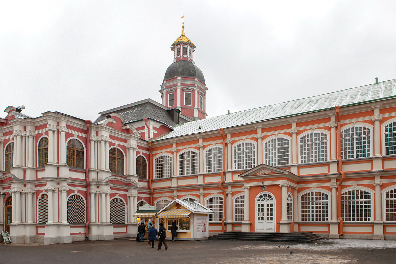 Паломнический центр александро невской. Александро-Невская Лавра гостиница для паломников. Патриаршие богослужения в Александро Невском ските.